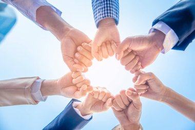 Güven Sözü Konsepti. Profesyonel Takımla Dürüst Avukat Ortağı Anlaşmanın Tamamlanmasından sonra Hukuk İş Anlaşması yaptı. İş ahlâkı. İş adamları el sıkışır, dokunur ve müşterilerin güvenine saygı duyar..