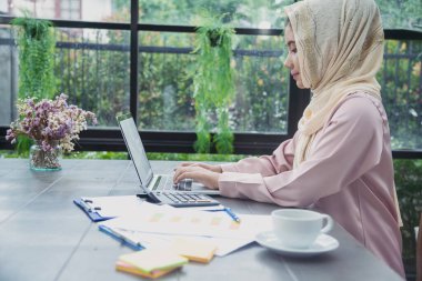 Corona covid-19 virüs salgını yüzünden evde dizüstü bilgisayarda çalışan bayandan çalışma. Güzel kadınlar internet bağlantısı kablosuz internet teknolojisi ile çalışıyor.