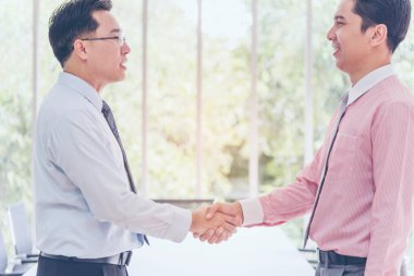 Takım İş Ortakları yeni projeyi başlatmak için el sıkışıyor. Ofis dışı modern şehir geçmişi dışında el sıkışan takım çalışması ortaklığı. İş adamı el sıkışması. İş konsepti