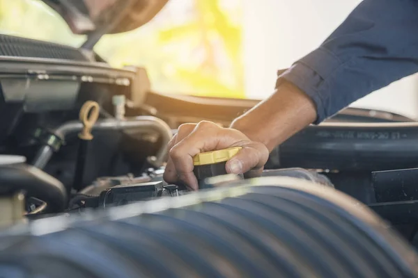 Mechanic Car Service Автомобильном Гараже Автосервисе Механической Инженерии Автомеханик Занимается — стоковое фото