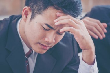 Virüs Covid 19 iş krizi, ekonomik durgunluk, stres ve işini kaybeden işsiz insanlar yüzünden işten çıkarıldı. Umutsuzluk Ofisi Corona Covid-19 Salgın Krizi 'ndeki Stresli İnsanlar