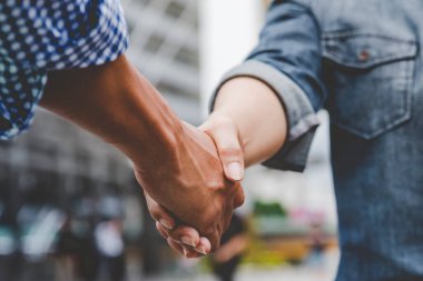 Ortak İşletme Vakfı Takım Çalışması Ortaklığı. Sanayi müteahhidi yumruk tokuşturma görevi. Görev ekibi, İnsan Yumruğu 'nun El sıkışması grubuyla buluşuyor. İş sektörü güven takım çalışması