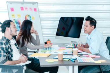 Bir grup insan çeşitliliği çoklu etnik gruplar arası takım çalışması iletişim konseptini karşılıyor. İş adamları, çok etikli iş ortakları beyin fırtınası yapan iş adamlarıyla bir araya geldi.