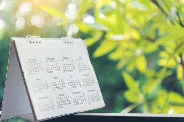 2019 Takvim Organizatörü. Bokeh ve güneş ışığını fotokopi alanı olan bir arkaplan olarak masanın üstündeki takvimi kapat. Takvim zaman çizelgesini düzenleme zamanına göre ayarla. Zaman Çizelgesi Kavramı.