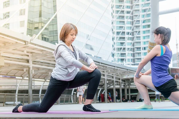 Sport Fitness Kobiety Biegające Nowoczesnym Mieście Noszą Odzież Sportową Wellness — Zdjęcie stockowe