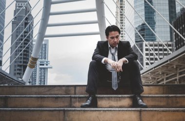 Ekonomik durgunluk, stres yaşayan ve işini kaybeden işsiz insanlar. Umutsuz ofis insanları stresli bir durumda hissederler. Orta yaşlı insanlar düşük ekonomik krizden umutsuzlar. Stresli İşsizlik Konsepti