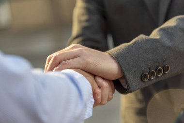 Ortak İşletme Vakfı Takım Çalışması Ortaklığı. Sanayi müteahhidi yumruk tokuşturma görevi. Görev ekibi, İnsan Yumruğu 'nun El sıkışması grubuyla buluşuyor. Business Trust takım çalışması kavramı