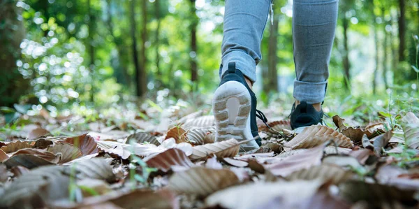 Buty Trampki Młoda Kobieta Podróżnik Usiąść Letnim Parku Skup Się — Zdjęcie stockowe