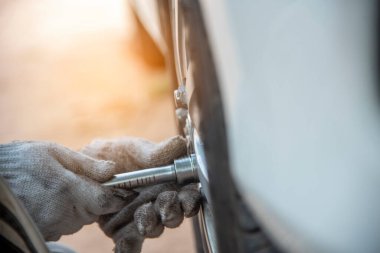 Tamirci araba tamircisi otomobil garajı otomobil araç tamircisi makine tamircisi. Otomobil mekaniği, araba tamiri için ellerinizi kapatın. Tamirci Teknisyen Atölyesi