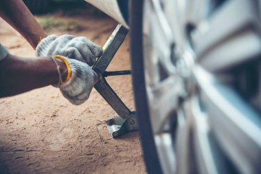 Tamirci araba tamircisi otomobil garajı otomobil araç tamircisi makine tamircisi. Otomobil mekaniği, araba tamiri için ellerinizi kapatın. Tamirci Teknisyen Atölyesi