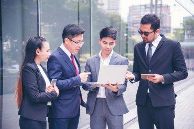 Yeşil santrali bir arada tutan ekosistem işletmesinin sürdürülebilir Ortaklar güven misyonu gelişim ekolojisi kavramına sahip yeşil işletme şirketinin sembolizmi. Sürdürmek partner güven elleri bir arada