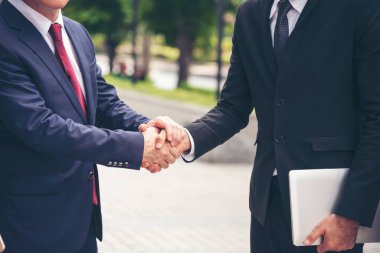 Ortak İşletme Vakfı Takım Çalışması Ortaklığı. Sanayi müteahhidi yumruk tokuşturma görevi. Görev ekibi, İnsan Yumruğu 'nun El sıkışması grubuyla buluşuyor. Business Trust takım çalışması