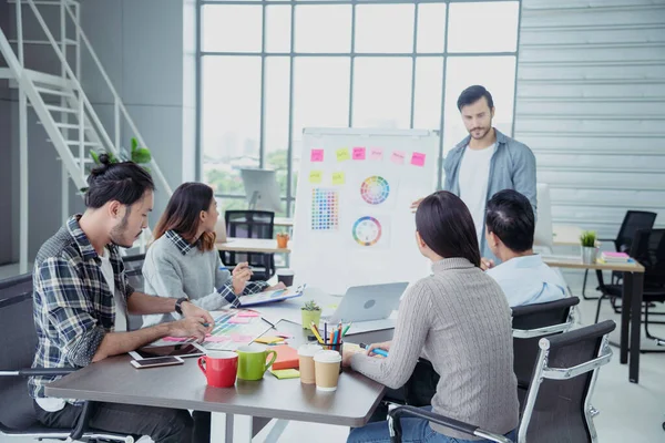 Çeşitlilik Yaratıcı Tasarım İşbirliği Ekibi İş Ortakları Takım Çalışmalarıyla Toplantı Konferans Odasında Birlikte Çalışıyor. İş Adamı ve Ekibi 'nde Güven Buluşması.