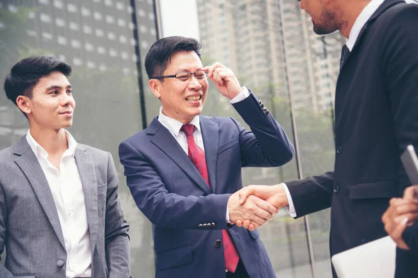 Ortak İşletme Vakfı Takım Çalışması Ortaklığı. Sanayi müteahhidi yumruk tokuşturma görevi. Görev ekibi, İnsan Yumruğu 'nun El sıkışması grubuyla buluşuyor. Business Trust takım çalışması kavramı