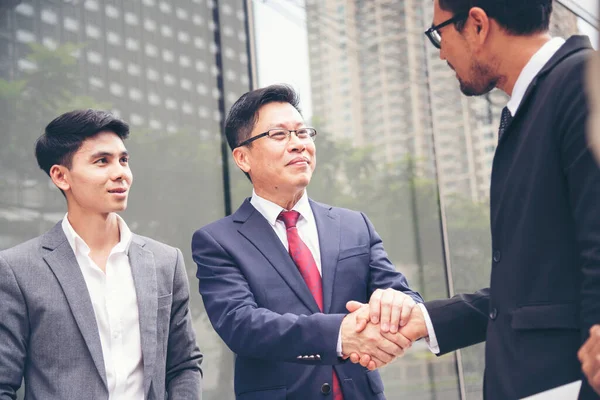 Ortak İşletme Vakfı Takım Çalışması Ortaklığı. Sanayi müteahhidi yumruk tokuşturma görevi. Görev ekibi, İnsan Yumruğu 'nun El sıkışması grubuyla buluşuyor. Business Trust takım çalışması kavramı