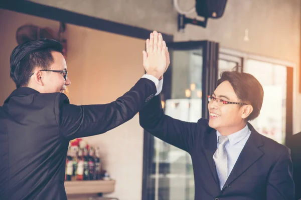 契約締結後のコラボレーションパートナーへのお祝い 多様なビジネスマンがビジネスマンと握手をし 会議を紹介します 信頼できる学生の友人が会う 事業概念 — ストック写真