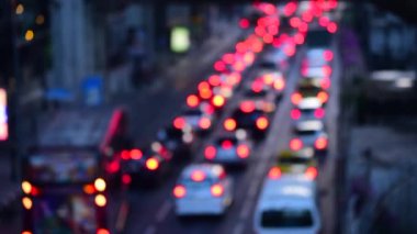 Bokeh soyut arka planda bulanık kırmızı trafik ışıkları yolda parlayan dairesel animasyon hareketi 3D. Modern şehirde yanıp sönen parlak ışıklı arka plan