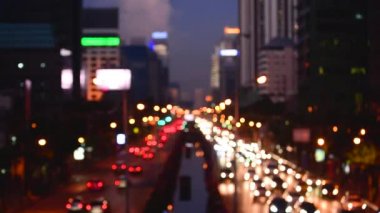 Bokeh soyut arka planda bulanık kırmızı trafik ışıkları yolda parlayan dairesel animasyon hareketi 3D. Modern şehirde yanıp sönen parlak ışıklı arka plan