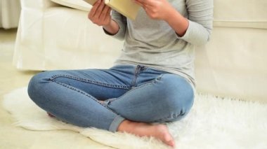 Asyalı kadın internet sitesinde akıllı telefondan tablet alışverişi yapıyor ve gülümsüyor.. 