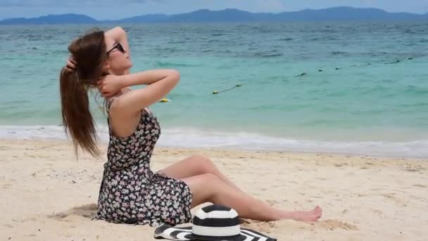 Lato Czas Opalenizna Wakacje Kobieta Plaży Wesoła Kobieta Nosi Letnią — Wideo stockowe