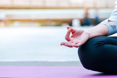 Yoga fitness yaşam tarzı sağlıklı kadın rahatlaması meditasyon yapıyor. Yoga, oturma pozisyonunda zen ile dışarıda meditasyon yapıyor. Genç egzersiz konsepti.