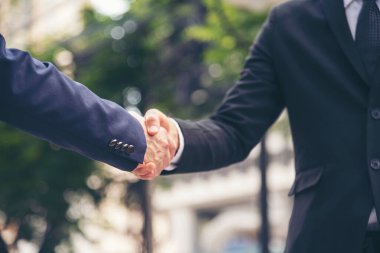 Ortak İşletme Vakfı Takım Çalışması Ortaklığı. Sanayi müteahhidi yumruk tokuşturma görevi. Görev ekibi, İnsan Yumruğu 'nun El sıkışması grubuyla buluşuyor. Business Trust takım çalışması