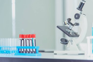 Bilim adamı covid-19 virüs antikor araştırma laboratuvarı biyoteknoloji deneyleri virüse karşı aşı üretiyor. Bilimadamları mikroskop deneyine bakıyorlar. Laboratuvar, deney tüpü kimya laboratuvarı.