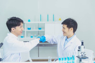 Bilim adamı covid-19 virüs antikor araştırma laboratuvarı biyoteknoloji deneyleri virüse karşı aşı üretiyor. Bilimadamları mikroskop deneyine bakıyorlar. Laboratuvar, deney tüpü kimya laboratuvarı.