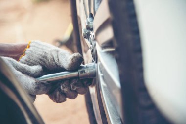 Tamirci araba tamircisi otomobil garajı otomobil araç tamircisi makine tamircisi. Otomobil mekaniği, araba tamiri için ellerinizi kapatın. Tamirci Teknisyen Atölyesi