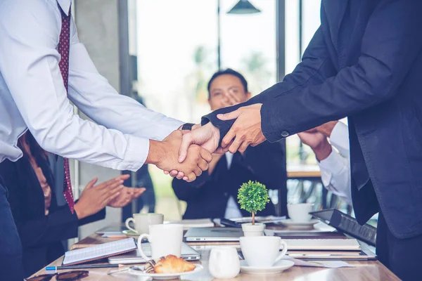 Team Business Partners Beim Händeschütteln Zur Begrüßung Eines Neuen Projekts — Stockfoto