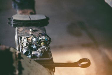 Otomobil garaj otomobil ve araç tamirhanesi makine mühendisliğinde. Otomobil tamircisi el arabasıyla otomotiv teknisyeni atölyesini onarıyor. Servis araba motoru makinesi