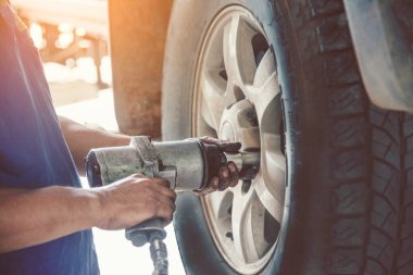 Otomobil garaj otomobil ve araç tamirhanesi makine mühendisliğinde. Otomobil tamircisi el arabasıyla otomotiv teknisyeni atölyesini onarıyor. Servis araba motoru makinesi