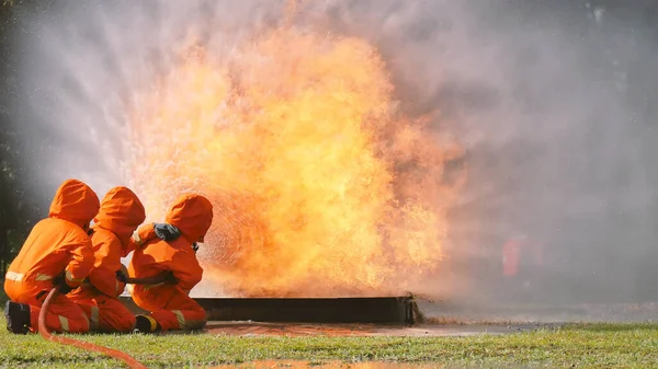 Пожежний Бореться Полум Використанням Хімічного Водяного Розпилювача Вогнепальник Носить Твердий — стокове фото
