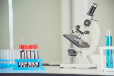 Bilim adamı covid-19 virüs kimya araştırması biyoteknoloji antikor örneği laboratuvarı virüse karşı aşı üretiyor. Bilim adamı mikroskoba bakıyor, bilim test tüpü kimya laboratuvarını analiz ediyor.