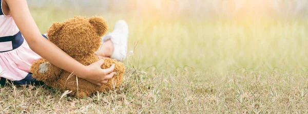 Banner Happy Child Obejmout Medvídka Zeleném Parku Hřiště Medvídek Nejlepší — Stock fotografie