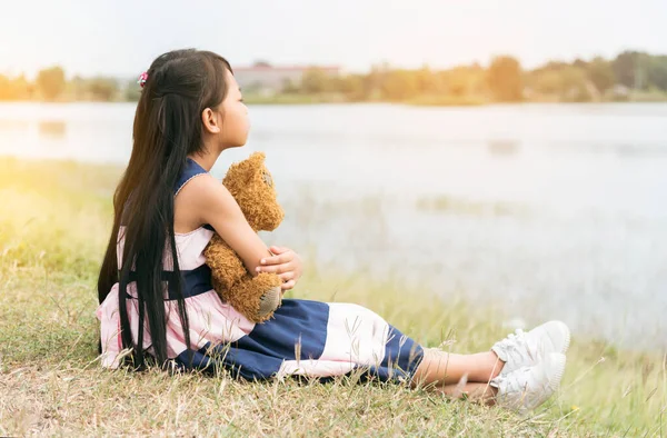 Счастливый Ребенок Обнимает Плюшевого Медведя Детской Площадке Зеленого Парка Лучший — стоковое фото