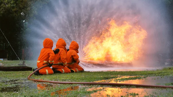 Firefighter Fighting Flame Using Fire Hose Chemical Water Foam Spray — Stock Photo, Image