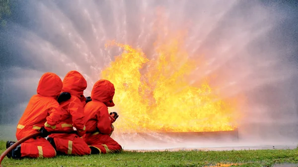 Firefighter Fighting Flame Using Fire Hose Chemical Water Foam Spray — Stock Photo, Image