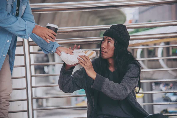 Kvinnan Hjälper Händerna Till Hemlösa Fattiga Tiggare Man Hålla Händerna — Stockfoto
