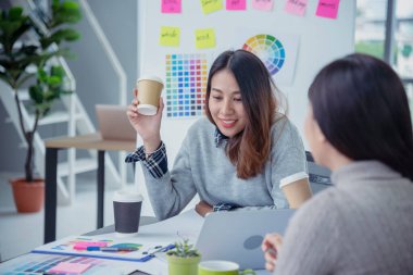 Çeşitlilik Yaratıcı Tasarım İşbirliği Ekibi İş Ortakları Takım Çalışmalarıyla Toplantı Konferans Odasında Birlikte Çalışıyor. İş Adamı ve Ekibi 'nde Güven Buluşması.