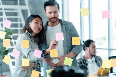 Beyin fırtınası yaratıcılığı tasarımı, başlangıç takım çalışması ile yapışkan not takımı toplantısı sonrası kullanılır. İş ortaklarıyla bir araya gelen ortak beyin fırtınası ekipleri konferansta fikir alışverişinde bulundu.