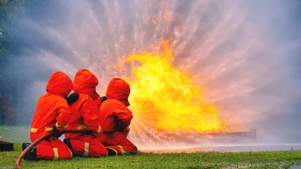 Hasič Bojující Plamenem Pomocí Požární Hadice Chemické Vodní Pěny Stříkací — Stock fotografie