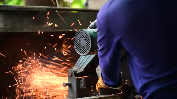 機械労働者は重鉄鋼を切断金属研磨機溶接火花産業労働者 — ストック動画