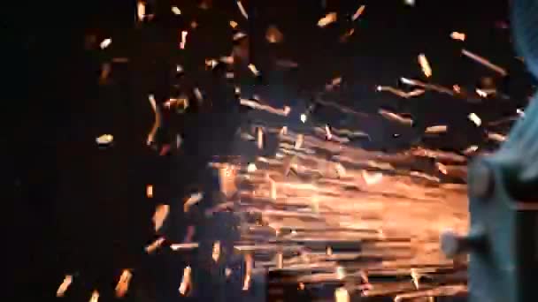机械工人切割重钢抛光金属磨床焊接火花产业工人 — 图库视频影像