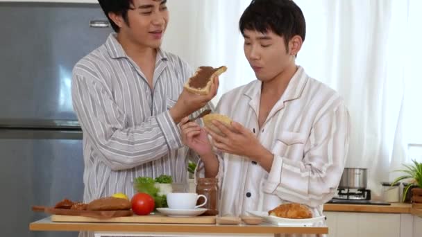 Asiático Gay Pareja Homosexual Cocinar Juntos Cocina Preparar Fresco Vegetal — Vídeos de Stock