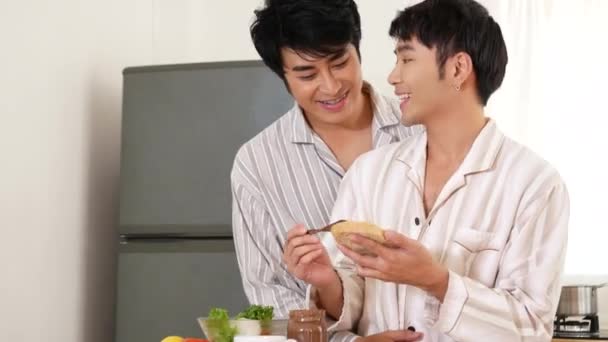 Asiático Gay Pareja Homosexual Cocinar Juntos Cocina Preparar Fresco Vegetal — Vídeo de stock
