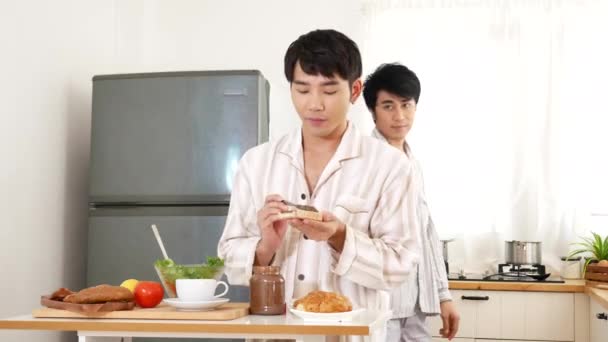 Asiático Gay Pareja Homosexual Cocinar Juntos Cocina Preparar Fresco Vegetal — Vídeo de stock