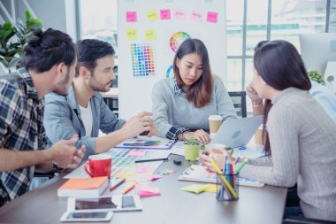 Çeşitlilik Yaratıcı Tasarım İşbirliği Ekibi İş Ortakları Takım Çalışmalarıyla Toplantı Konferans Odasında Birlikte Çalışıyor. İş Adamı ve Ekibi 'nde Güven Buluşması.