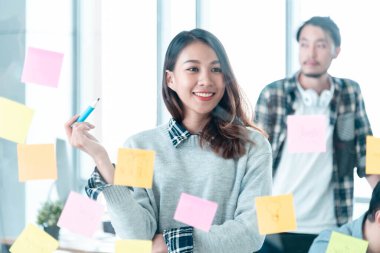 Beyin fırtınası yaratıcılığı tasarımı, başlangıç takım çalışması ile yapışkan not takımı toplantısı sonrası kullanılır. İş ortaklarıyla bir araya gelen ortak beyin fırtınası ekipleri konferansta fikir alışverişinde bulundu.