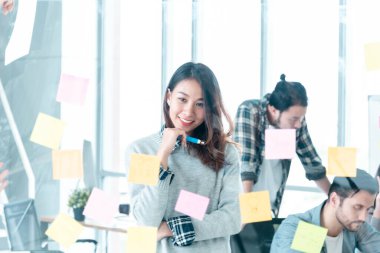 Beyin fırtınası yaratıcılığı tasarımı, başlangıç takım çalışması ile yapışkan not takımı toplantısı sonrası kullanılır. İş ortaklarıyla bir araya gelen ortak beyin fırtınası ekipleri konferansta fikir alışverişinde bulundu.